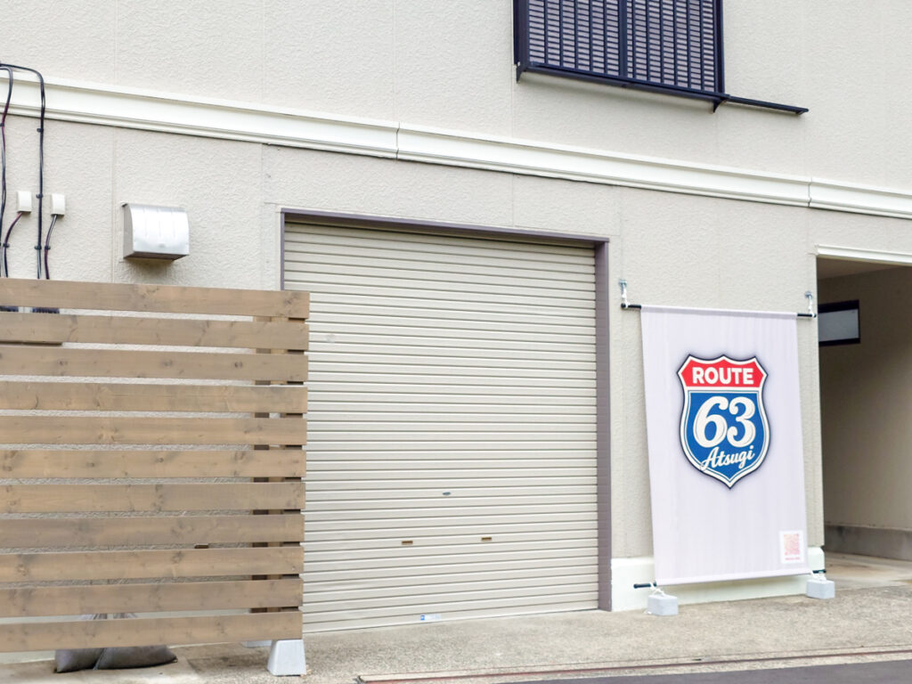 バインミーサンドROUTE63の店舗外観。のぼり旗が目印。