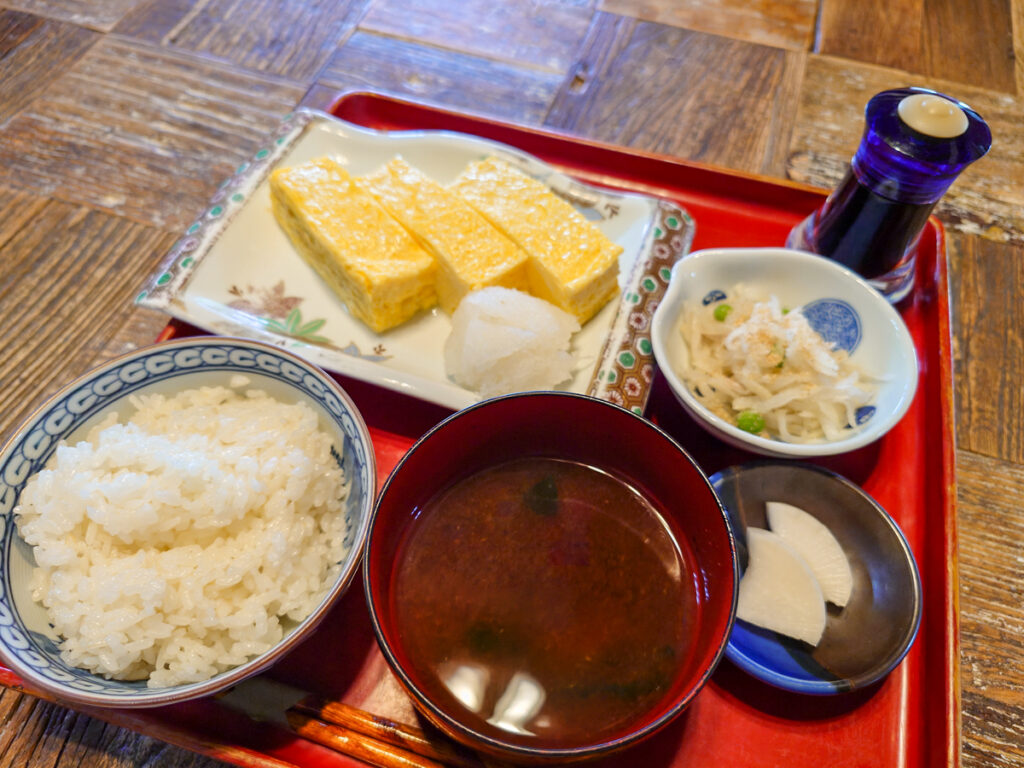 カフェ鐵馬厩の出汁巻卵定食全体。赤いトレイにご飯・味噌汁・小鉢・漬物が揃う