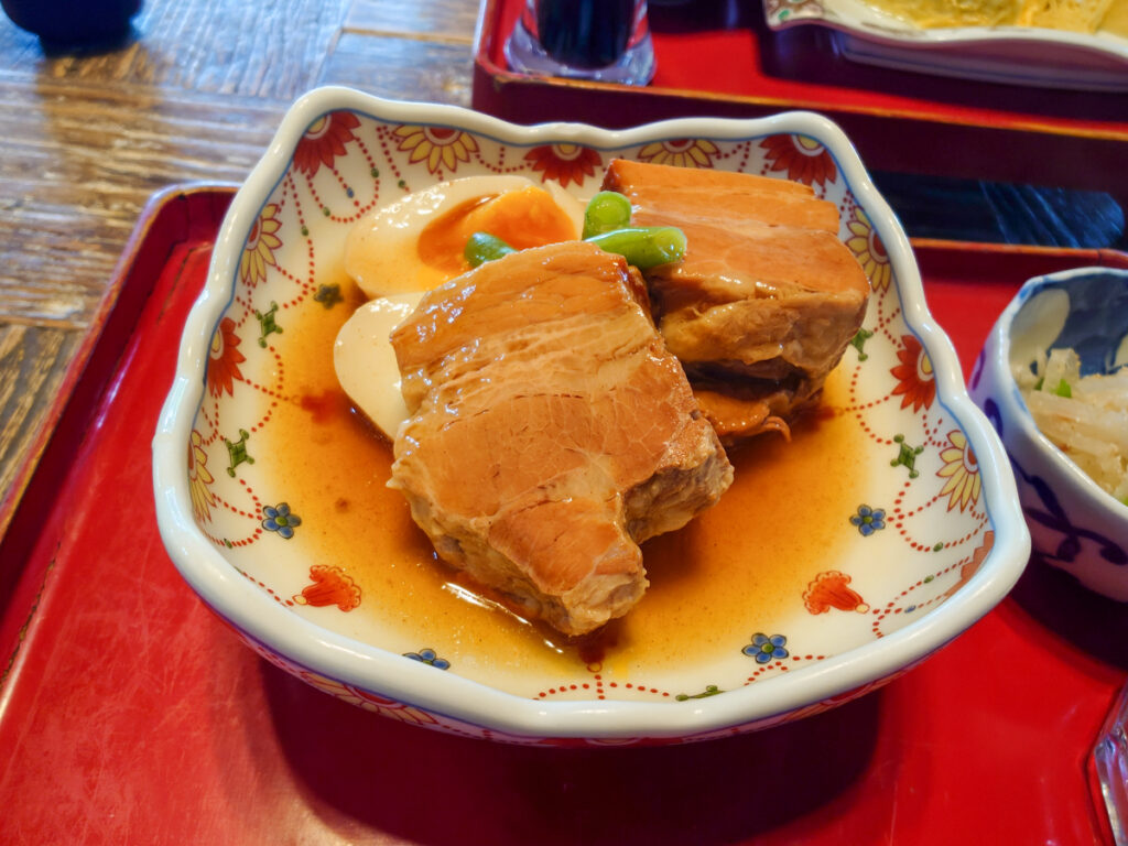カフェ鐵馬厩の角煮アップ。半熟玉子と一緒に煮汁たっぷりで盛られている