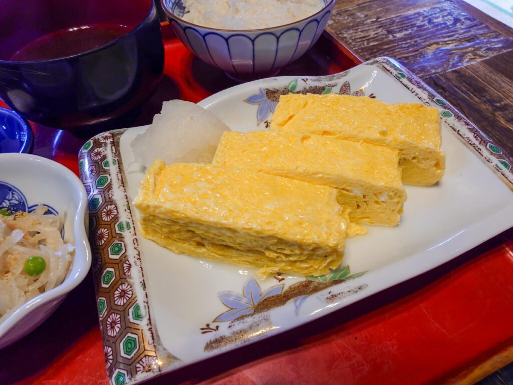 カフェ鐵馬厩の出汁巻卵定食。大きな出汁巻卵3切れと大根おろしがお皿に並ぶ
