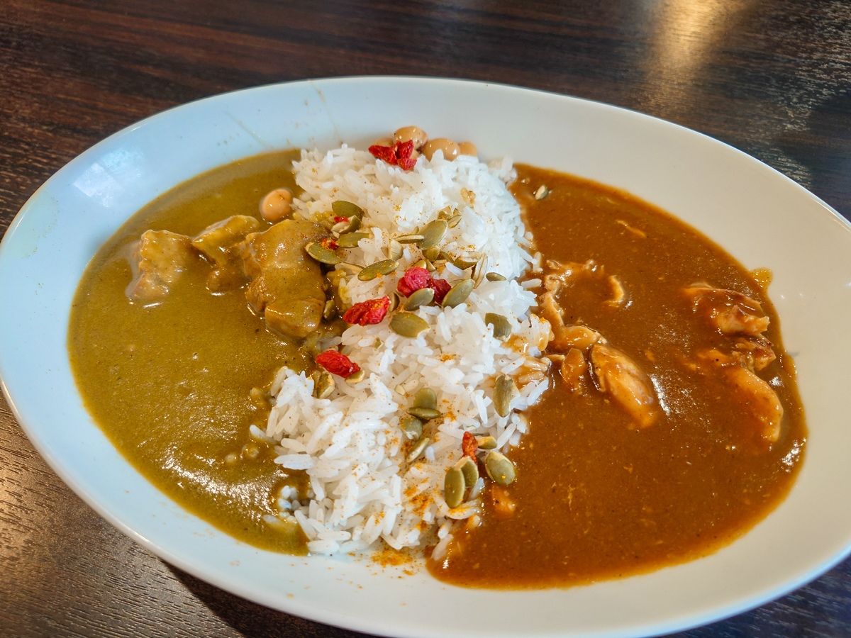 ほうれん草&チキンカレー、左に緑のほうれん草カレー、右にオレンジ色のチキンカレー